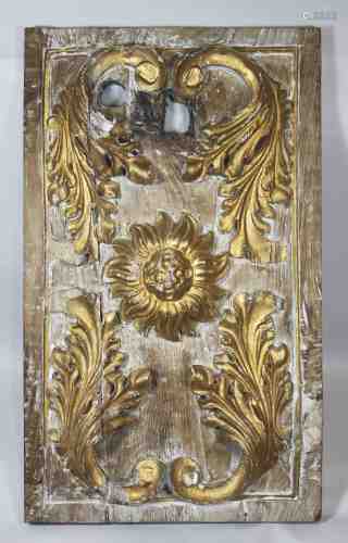 Schnitzerei, Holz, gold bemalt, Blütte mittig umgeben von Akkantusblättern. Maße: 62 x 37 cm. Al
