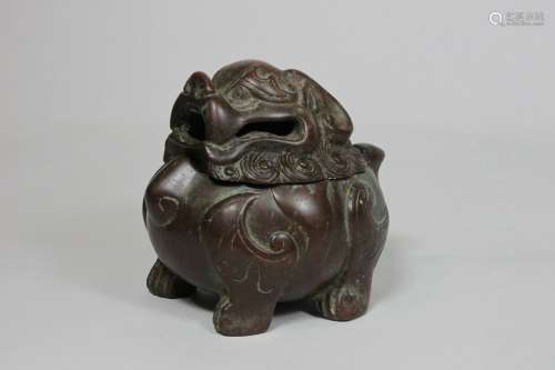 Figürliches Räuchergefäß, China, Bronze, patiniert, Bodenmarke, in Form eines kugelförmig gest