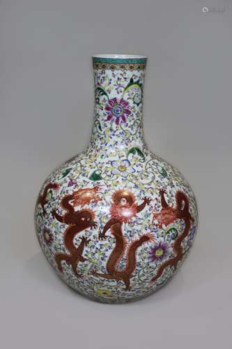 Große Vase, Famille Rose, China, 19. Jh., blaue Kaiser Qianlong Marke unter Glasur am Boden, Porze