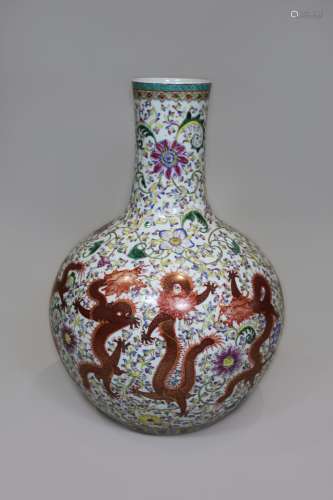 Große Vase, Famille Rose, China, 19. Jh., blaue Kaiser Qianlong Marke unter Glasur am Boden, Porze