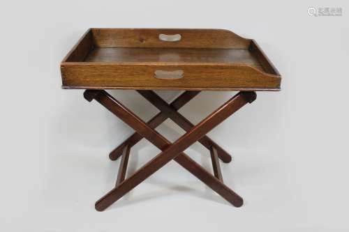 Buttlertray, auf Stand, England, Ende 19. Jh., Eiche. Maße: 62 x 71 x 45 cm.Buttlertray, a