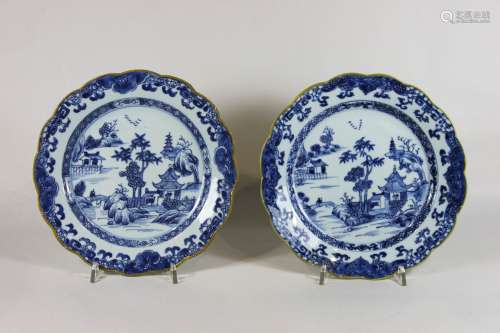 Paar Porzellanteller, China, blaues Dekor unter Glasur, florales und geometrisches Muster am Rand,