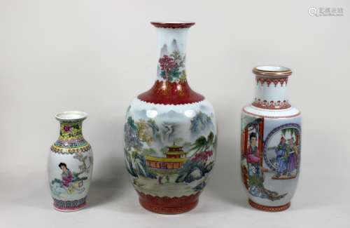 Drei Vasen, China, jeweils am Boden markiert, Porzellan, H.: 17 cm, 25 cm, 35 cm, eine Vase restaur
