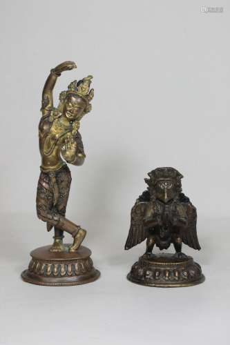 Zwei bronzefiguren, China, 20 Jh. Tanzende Tara, partiel vergoldet, H.: 20 cm, Sockel verschlossen