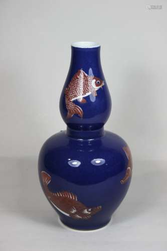 Huluping Vase, China, Porzellan, blauer Fond mit Fischen in rot, H. 27 cm, leichte Gebrauchsspuren,
