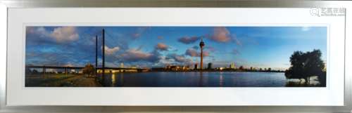 Düsseldorf, Sicht auf die Stadt, Fotografie, Lichtmaße: 25,5 x 120 cm, im Pass., verglast, gerahm