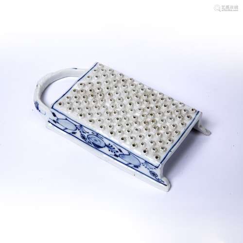 Blue and white porcelain grater Continental, decorated in underglaze blue with onion pattern, 22.5cm