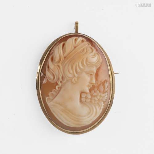 Cameo brooch with indistinctly marked yellow metal mounts, with additional pendant fitting to the