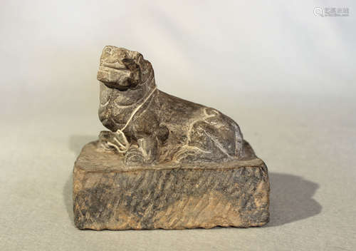 A Chinese grey stone recumbent fo dog, in Sui Dynasty style, 11cm high