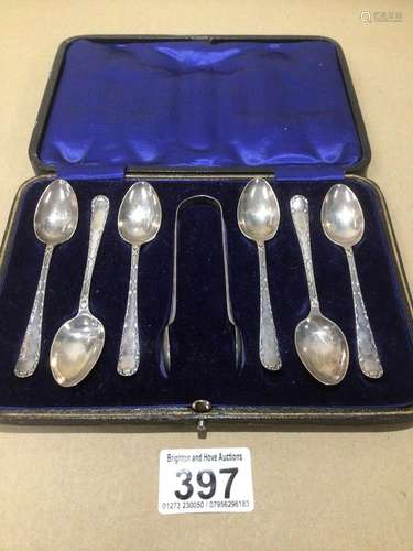 A SET OF SIX HALLMARKED SILVER TEASPOONS WITH MATCHING TONGS ORIGINAL CASED 1917 BY MOSLEY AND CO