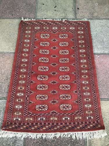 A VINTAGE PRAYER RUG 118 X 81CM