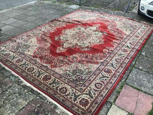 A LARGE PERSIAN RUG 362 X 273CM