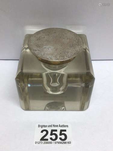 A GLASS AND SILVER HALLMARKED INKWELL 1910 BIRMINGHAM BY DEAKIN AND FRANCIS LTD