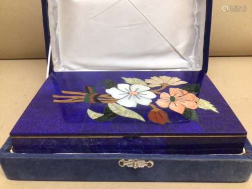 A LAPIS LAZULI BOX DECORATED TO THE LID GEMSTONES INLAID AS FLOWERS INSIDE GILT METAL 21 X 14 X 4CM