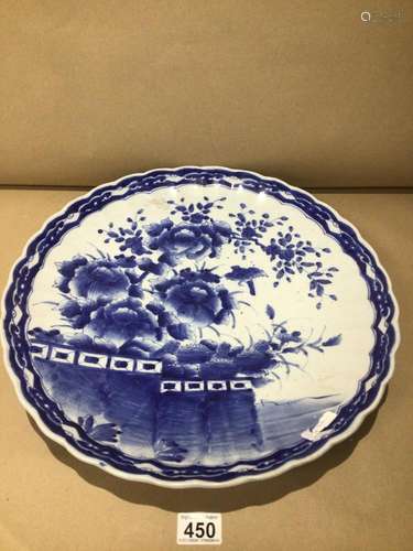 A LARGE BLUE AND WHITE KANGXI CHARGER WITH SCALLOPED BORDERS 40CM