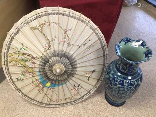 A LARGE BLUE AND WHITE CHINESE PORCELAIN VASE WITH FLARED RIM 60CM WITH A HANDPAINTED UMBRELLA