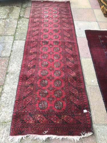 A VINTAGE TURKISH RUNNER/CARPET 271 X 83CM