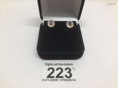 A PAIR OF DIAMOND CLUSTER AND TANZANITE EARRINGS SET IN UNMARKED 18CT YELLOW GOLD, THE EMERALD CUT