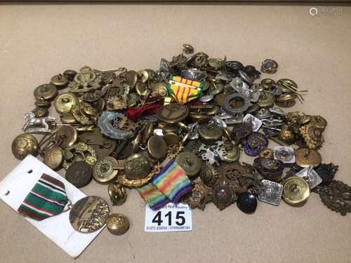 A QUANTITY OF MIXED MILITARY MEDALS AND BUTTONS WITH BADGES