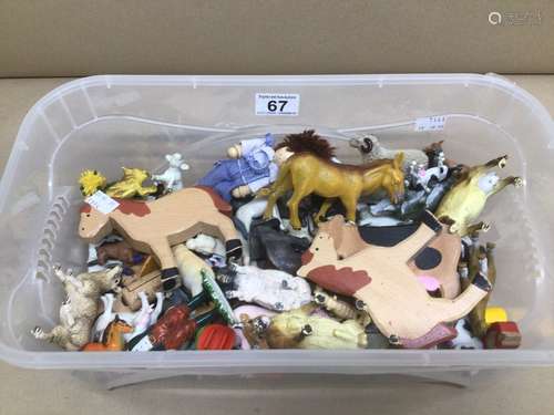 A QUANTITY OF PLASTIC ANIMALS