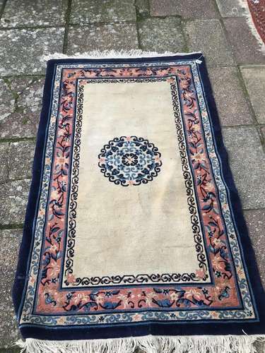 A VINTAGE CHINESE RUG 153 X 94CM