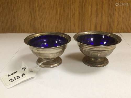 A PAIR OF SILVER SALTS ON PEDESTAL BASE WITH BLUE LINERS 1929 ROBERT BELK LTD 84 GRAMS