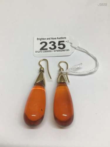 A PAIR OF 750 MARKED GOLD AND AMBER DROP EARRINGS TOTAL WEIGHT 23 GRAMS