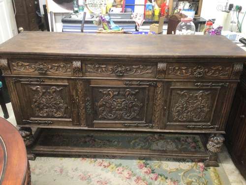 A LARGE CONTINENTAL OAK SIDEBOARD;/BUFFET 177 X 55 X 102CM