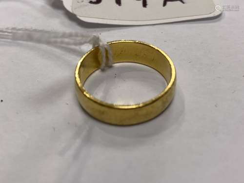 AN UNMARKED 24 CARAT GOLD WEDDING BAND RING 6 GRAMS O SIZE