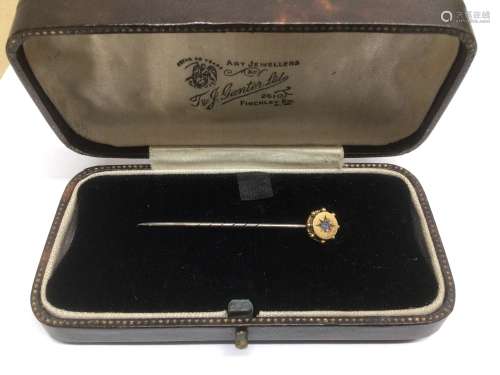 A 9CT GOLD TIE PIN WITH STONE