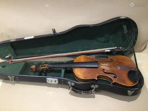 A VINTAGE CASED VIOLIN (A/F)