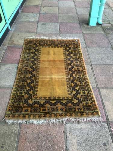 A VINTAGE AFGHAN RUG 164 X 104CM