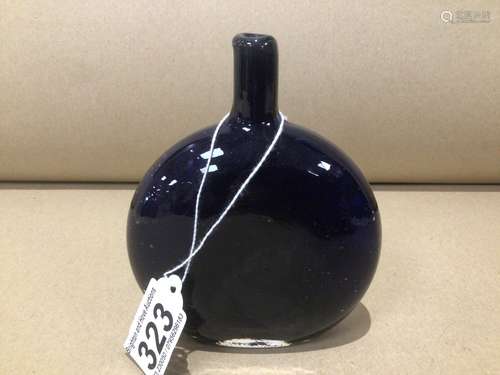 AN OIVA TOIKKA BLUE GLASS BOTTLE VASE 13CM