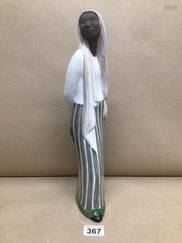 A LARGE SWEDISH CERAMIC FIGURE BY MARI SIMMULSON FOR UPSALA EKEBY (INDONISIAN WOMAN) 39CM