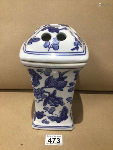 A MOYSES STEVENS OF LONDON SQUARE VASE BLUE AND WHITE