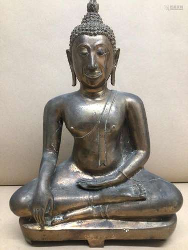 A GILT BRONZE BUDDHA CIRCA 19TH/20TH CENTURY 42CM