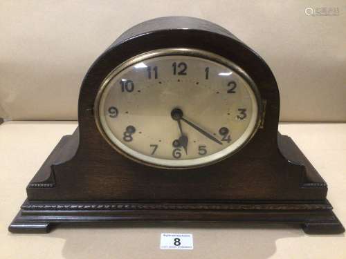 AN OAK CASED MANTLE CLOCK WITH A WESTMINSTER CHIME 41 X 24CM