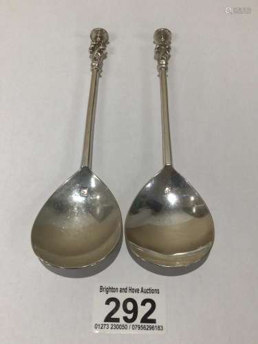 A PAIR OF HALLMARKED SILVER SPOONS WITH APOSTLE TERMINALS 18CM 107 GRAMS