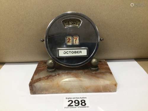 AN ART DECO DAY AND DATE DESK CALENDER ON A MARBLE BASE