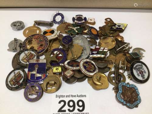 A QUANTITY OF VINTAGE ENAMEL BADGES SOME MILITARY RELATED