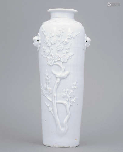 白釉凸瓷喜鵲登梅紋鋪首筒瓶