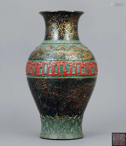 十九世紀 仿青銅釉夔龍紋觀音瓶