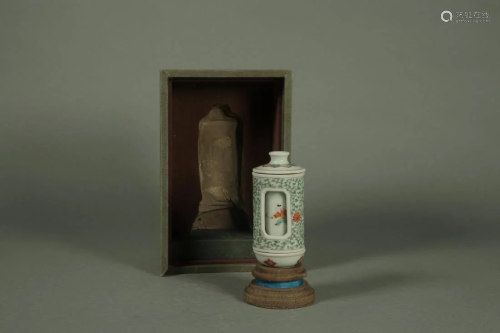 A WUCAI 'CHILDREN' PORCELAIN REVOLVING SNUFF BOTTLE