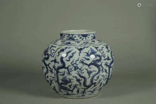 A BLUE AND WHITE 'DRAGON' PORCELAIN JAR