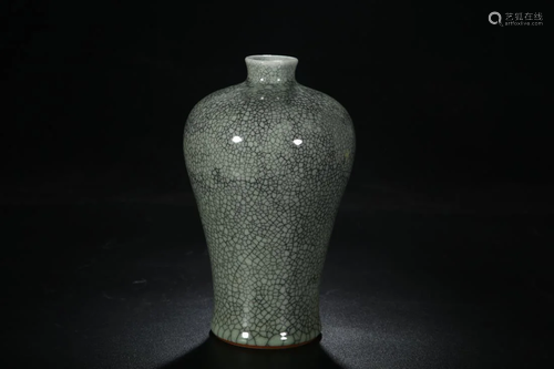 A GUAN-STYLE CRACKLED PORCELAIN MEIPING VASE