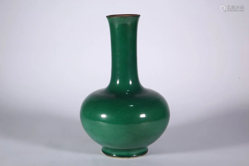 A MONOCHROME GREEN GLAZED WATER CHESTNUT VASE