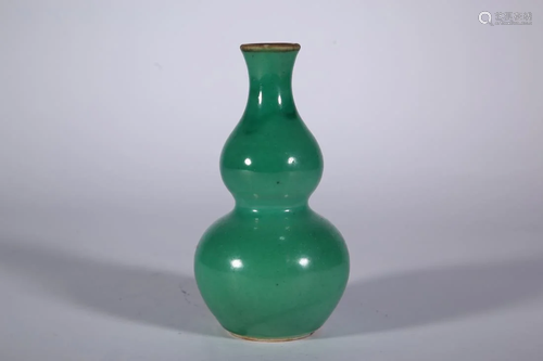 A MONOCHROME GREEN GLAZED PORCELAIN GOURD VASE