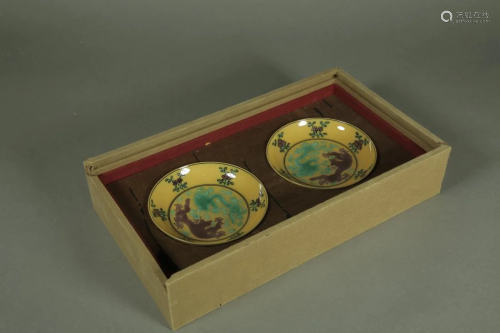 PAIR OF SANCAI 'DOUBLE DRAGONS' PORCELAIN PLATES