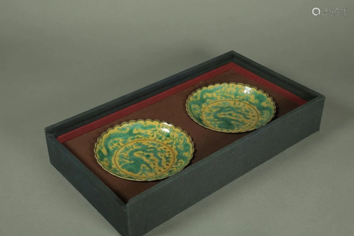 PAIR OF SANCAI 'DRAGON' PORCELAIN SUNFLOWER PLATES