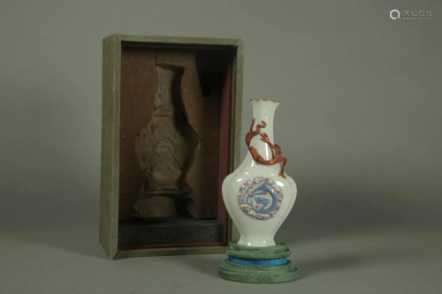 A ENAMEL DECORATED 'CHI-DRAGONS' PORCELAIN VASE